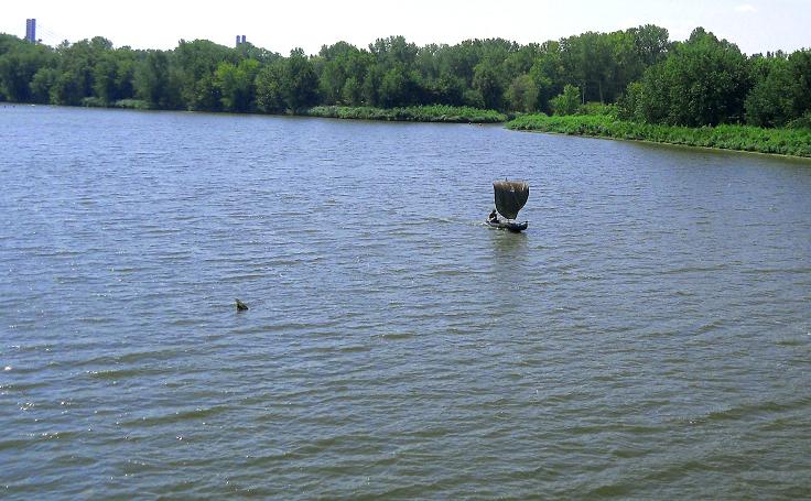 The Q canoe - Version 2.0 - one spar, 8x10 tarp sail - a Faster & Safer Sail-Canoe