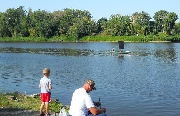 Sailing a sail-canoe UP the Mississippi river. The "Q" canoe.