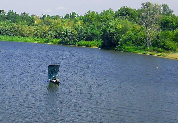 The Q canoe - Version 2.0 - one spar, 8x10 tarp sail - a Faster & Safer Sailing Canoe